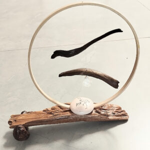 כדור קריסטל באיזון בחישוק